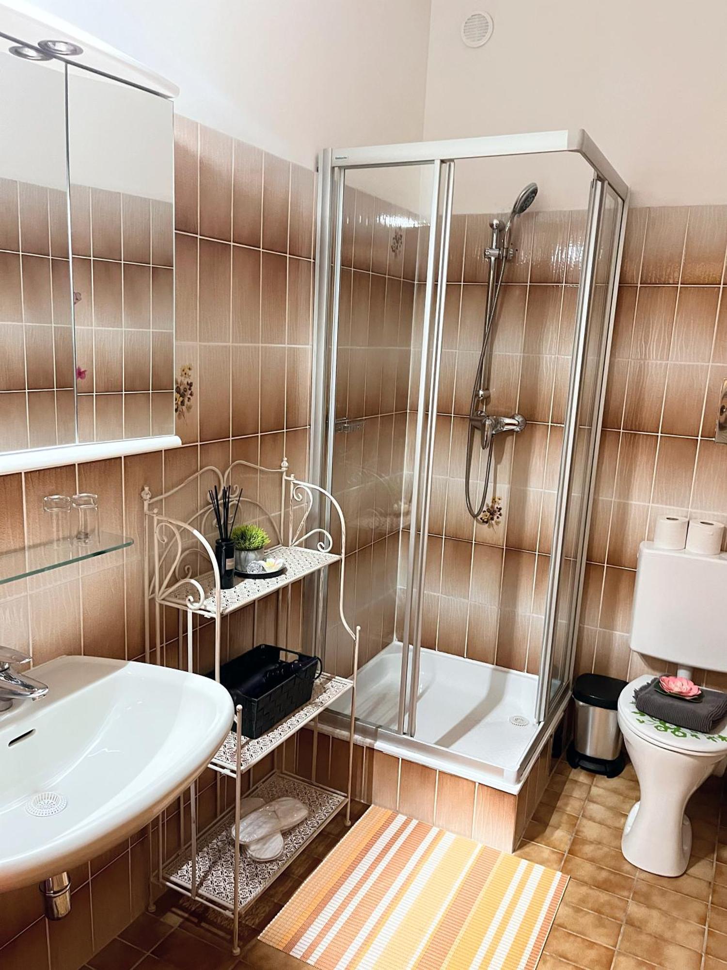 Fruehstueckspension Elena Nicoleta Caltun Fischamend Ngoại thất bức ảnh